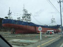 (5)未だ道路わきに津波で流されてきた巨大な漁船が…