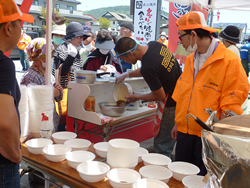 (7)博多ラーメンの炊き出し。持参したボウルにラーメンを入れて持っていく人も(九州支部ボランティア隊)